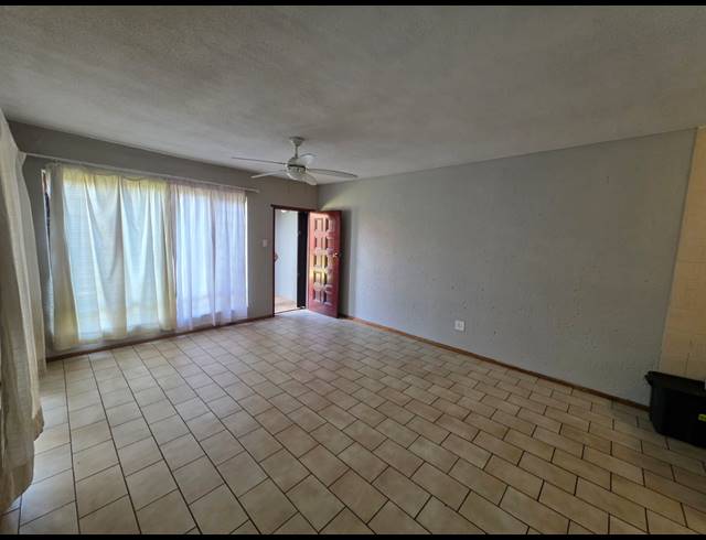 2 BEDROOM FLAT FOR SALE IN VANDERBIJLPARK SE 2